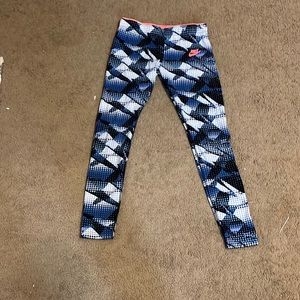 great condition! great for running! stretchy and comfortable material!